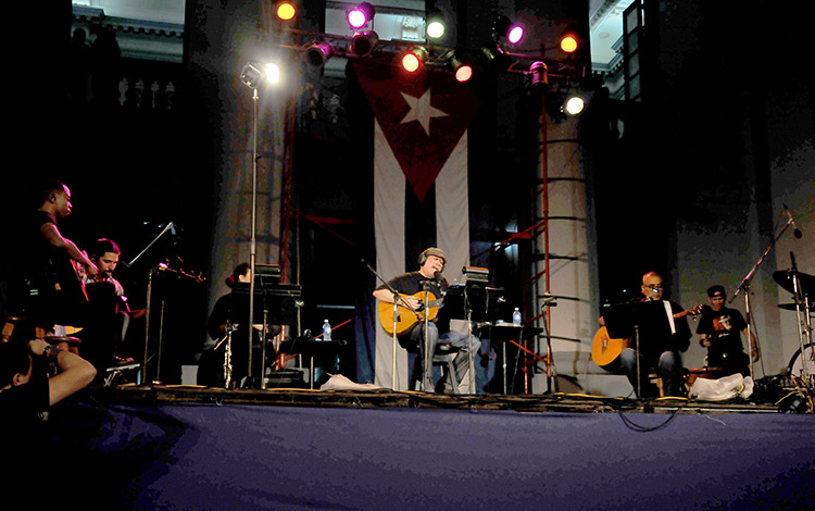 foto del concierto de Silvio Rodríguez en Santa Clara